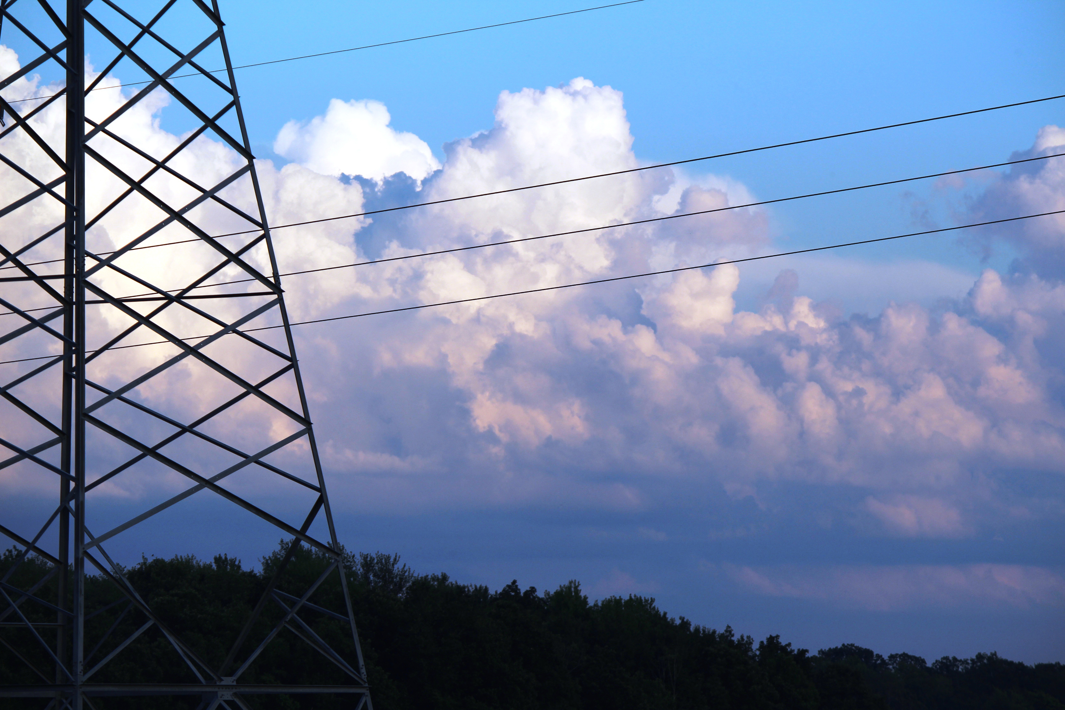 Image of a transmission station with the sky in the background